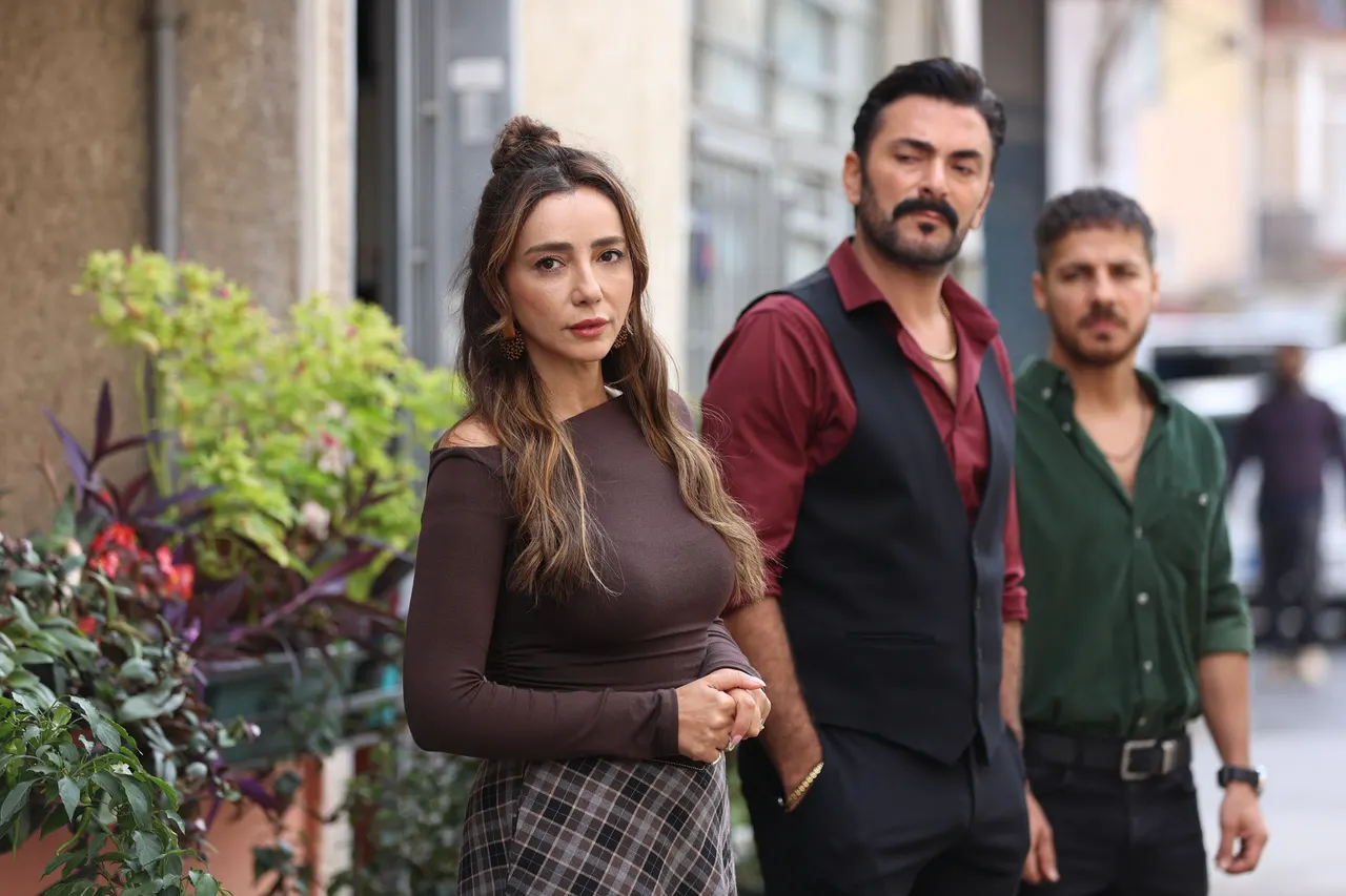 Bir kadın ve iki erkek sokakta aynı yöne bakıyor.