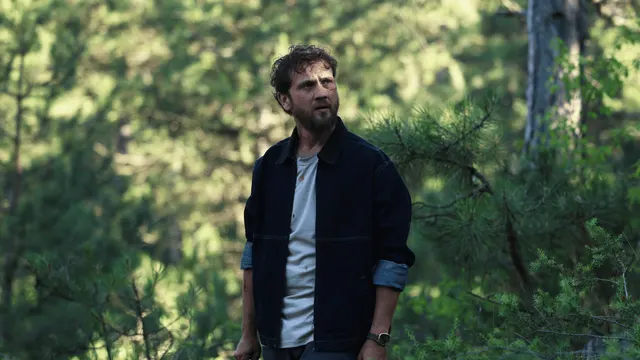 Eve Giden Yol dizisinde Aras Bulut İynemli'nin canlandırdığı Kemal, ormanlık alanda çevresini gözlüyor.