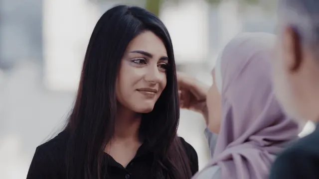 Gelin dizisinde kadın karakterin açık havada başörtülü bir kadınla konuştuğu sahneden bir görüntü.