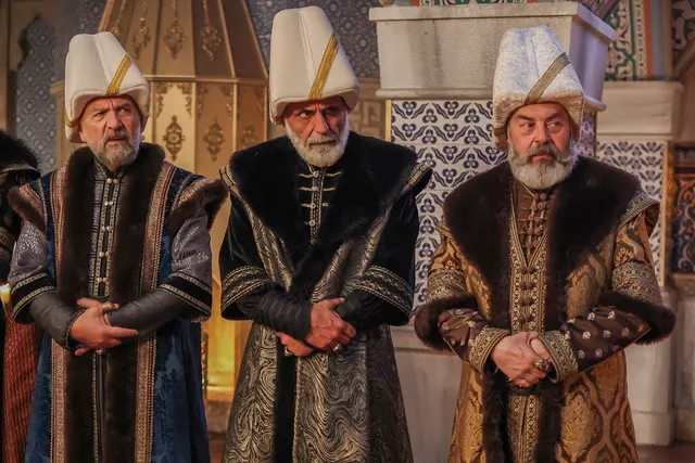 Mehmed: Fetihler Sultanı dizisinden bir sahnede dönem kıyafetleri içinde birlikte görülen üç erkek karakter.