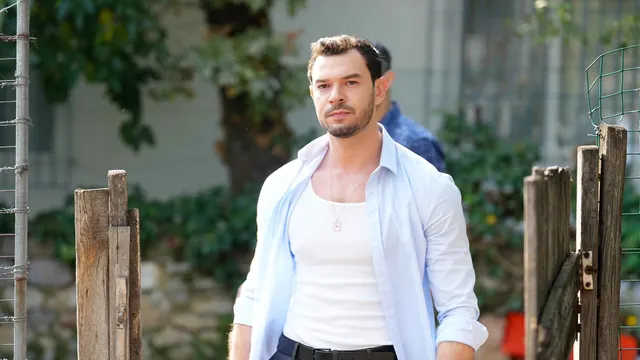 Sevdiğim Sensin dizisinden bir sahnede beyaz gömlekli bir erkek bahçe kapısında ayakta duruyor.