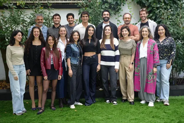 Susuz Yaz oyuncuları ve yapım ekibi, bahçede kurulan masaların çevresinde okuma provası için bir arada.