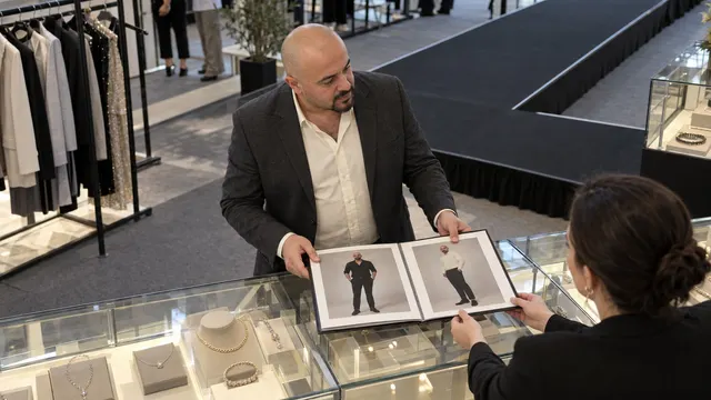 Moda fuarında koleksiyon sunumu öncesinde yürüyüş sırasını ve sahne duruşunu prova eden podyum mankenleri
