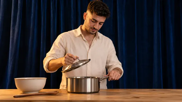 Aydınlık bir mutfak tezgâhında fincan tutan modelin ellerini ve seramik ürünleri gösteren katalog çekimi sahnesi