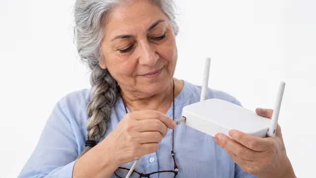 Ev ortamındaki internet reklamı setinde dizüstü bilgisayar kullanan oyuncular ve çekime hazırlanan kamera ekibi